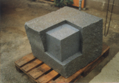 Forminnig, 90 x 90 x 80 cm, Granit, 2002