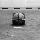 Kugel aus dem Würfel, Seitenlägne 50 cm, Beton, Polyester, 1989