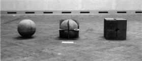 Kugel aus dem Würfel, Seitenlägne 50 cm, Beton, Polyester, 1989