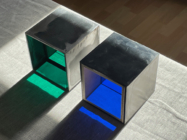 Bilog, 12 cm Würfel, Stahl und Acryl, 2024