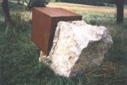 virtueller Raum, 240 x 150 x 110, Dolomit und Stahl, 1999, Fränkische Strasse der Skulpturen