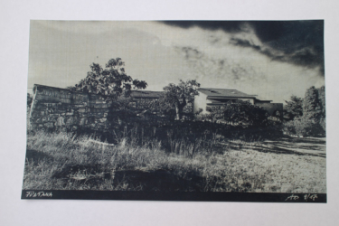 Haus, Kontaktkopie von gerastertem Negativ auf Bütten, Kaffee-Tonung